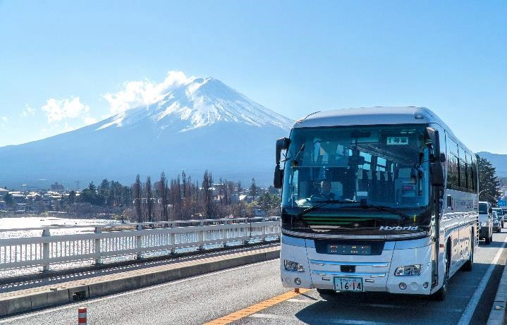在富士山巴士上看到富士山的景色