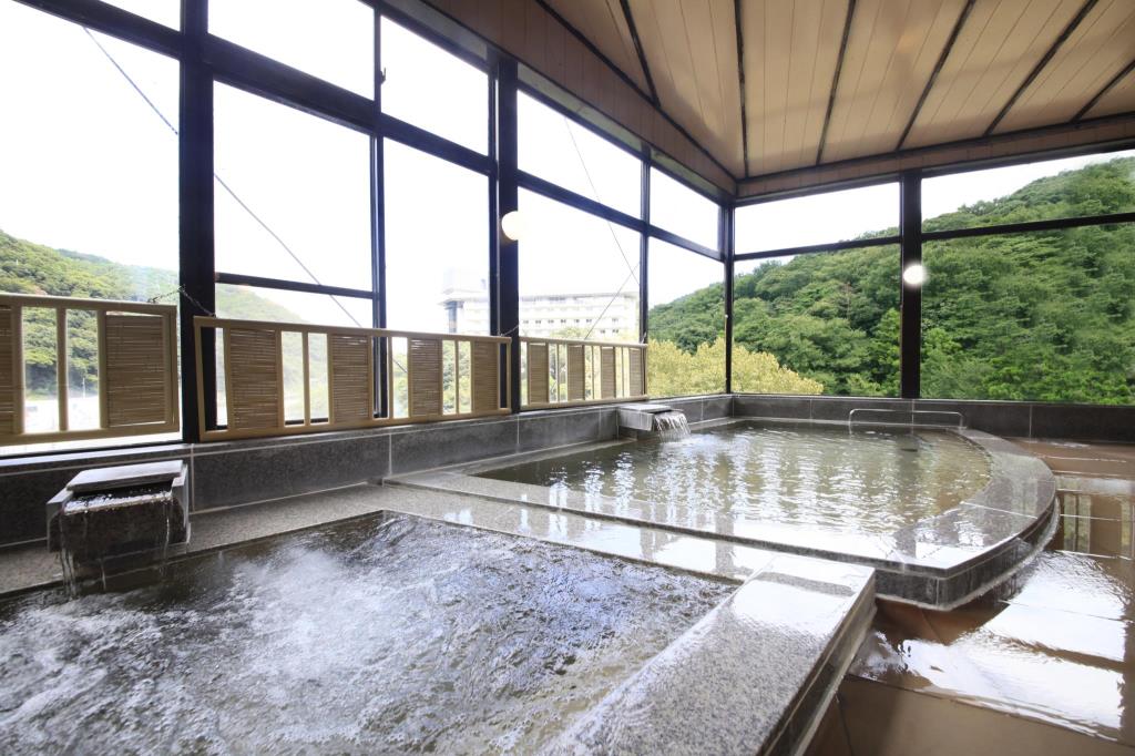 箱根温泉酒店箱根汤本水明庄温泉的大浴场