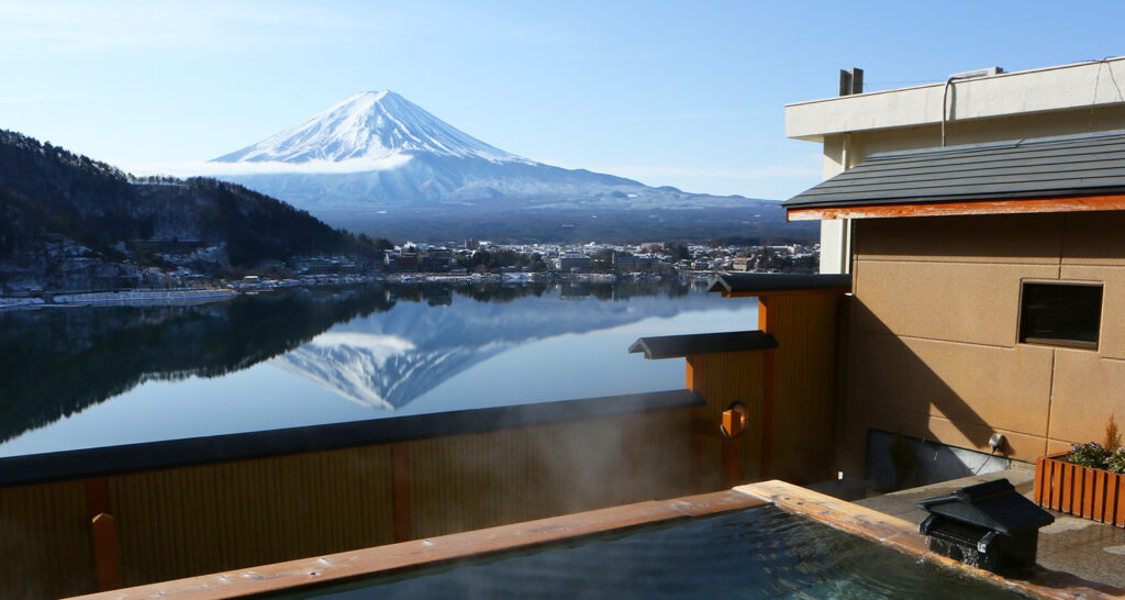 富士山河口湖温泉酒店推荐，在富士吟景的温泉能够看得见富士山