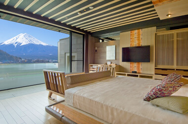 河口湖温泉酒店推荐，在风之露台KUKUNA看得见富士山的房间