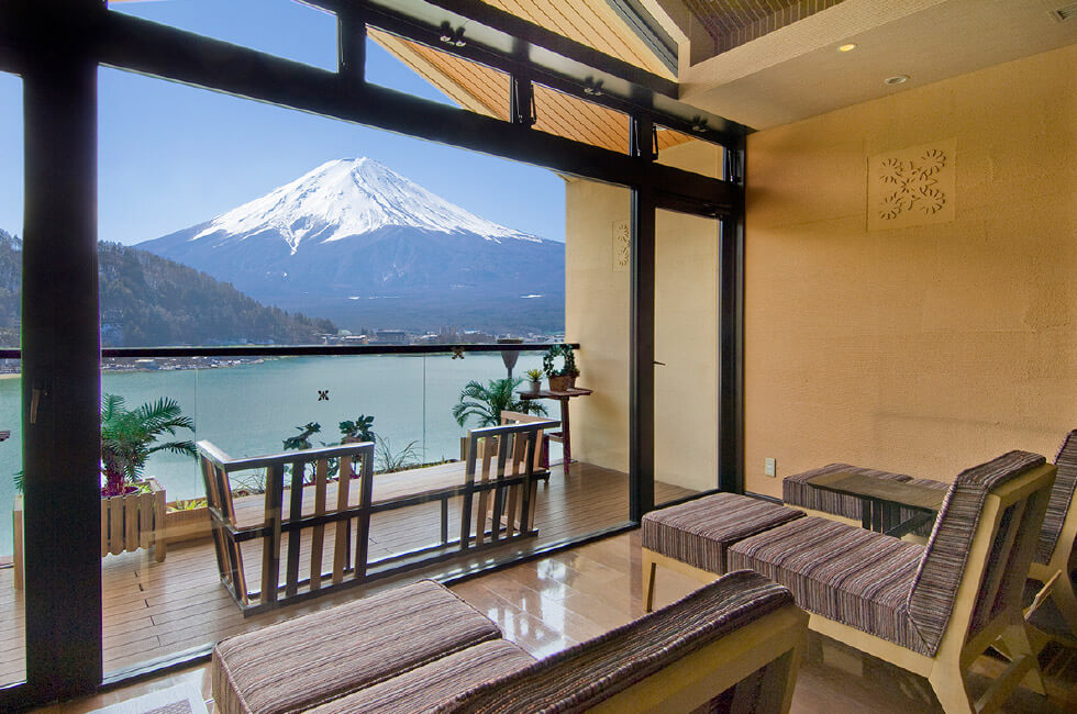河口湖溫泉酒店推薦，在風之露台KUKUNA看得見富士山的房間