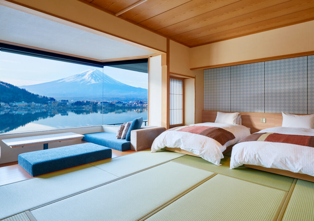 河口湖温泉酒店推荐，在湖山亭产屋看得见富士山的房间