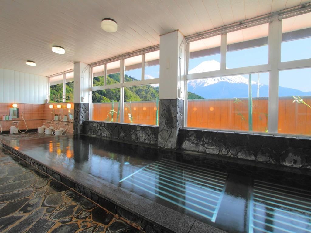 富士山河口湖温泉酒店推荐，在河口湖温泉新世纪酒店内看得见富士山的温泉