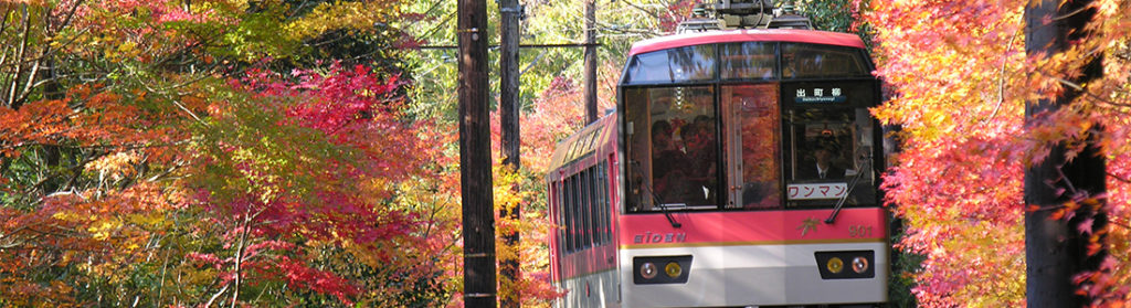 京都貴船叡山電車的秋天景色