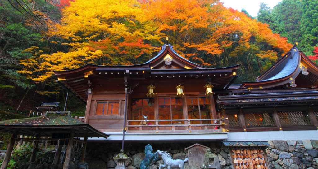 京都貴船神社的秋天景色