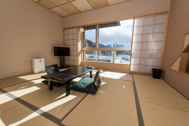 富士山河口湖温泉酒店推荐，在湖之饭店Mizno Hotel看得见富士山的房间