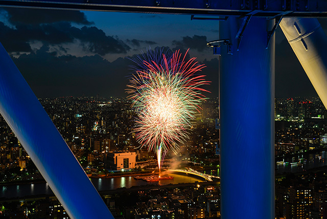 東京skytree晴空塔在夏季花火大會的景色