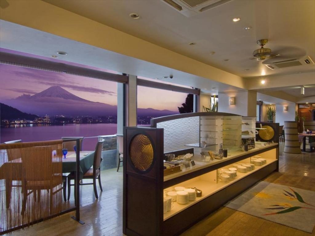 河口湖温泉酒店推荐，在风之露台KUKUNA看得见富士山的餐厅